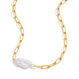 Gouden paperclip-schakelketting met een grote witte onregelmatige barokke parel hanger