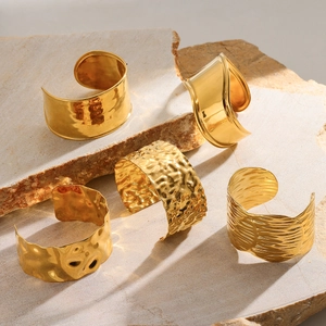 Détails des joncs ouverts en or 18k avec textures martelées et surfaces polies