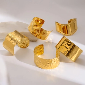 Ensemble de cinq bracelets ouverts vintage en acier plaqué or 18 carats aux textures variées