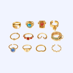 12er-Set goldene Titanstahl-Ringe mit bunten Zirkonia-Steinen und Herz-Motiven