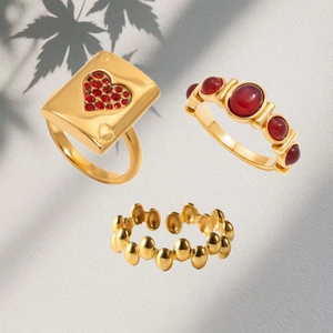 Klassisches 18K vergoldetes Edelstahl Ring-Set mit Hufeisen und rotem Zirkon-Herz