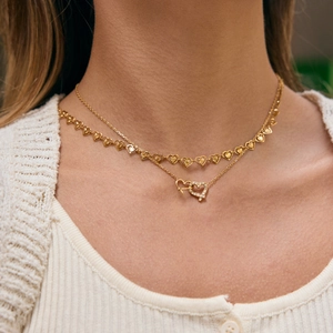 Zweiteiliges goldenes Halsketten-Set mit ineinandergreifenden Herzen und Zirkonia