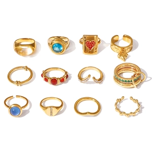 12er-Set vergoldete Zirkonia-Ringe mit Saphir, Herzanhängern und Perlendetails