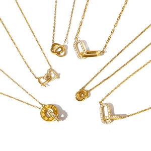 Kollektion von 18K vergoldeten Edelstahl-Halsketten mit ineinandergreifenden Ringen