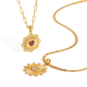 Collane con ciondolo a cuore dorato con zirconi e catena a graffetta stile sole
