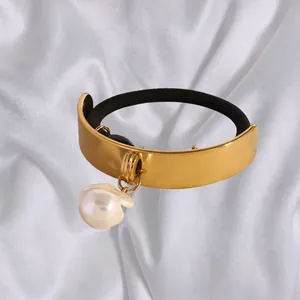 Élastique à cheveux noir minimaliste avec plaque en métal doré et pendentif en perle baroque