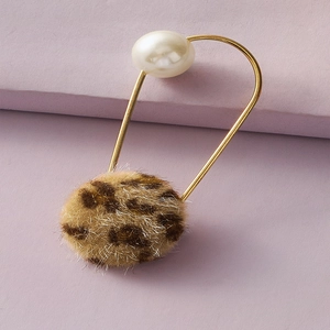 Broche Boule en Fausse Fourrure Imprimé Léopard Avec Fausse Künstliche Perle Alliage Or Épingle en U Accessoire Anti Exposition Femme