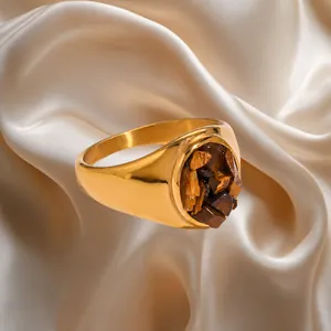 Anillo de sello dorado de acero inoxidable con piedra ojo de tigre sobre seda