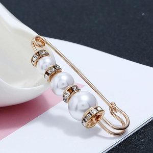 Spilla di sicurezza dorata elegante con perle bianche e cerchi di strass per sciarpe