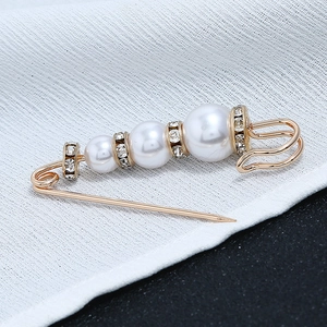 Spilla balia dorata elegante con perle bianche e distanziatori in strass brillanti