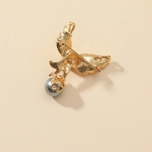 Broche aigle vintage dorée avec détail de perle grise vue de l'arrière
