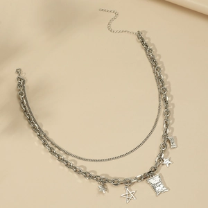 Détail du collier argenté double couche avec étoile et pendentif chips de pommes