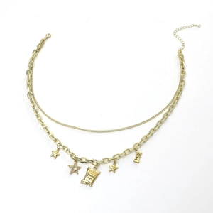Collier double couche doré avec breloques étoiles et pendentif chips sur fond blanc