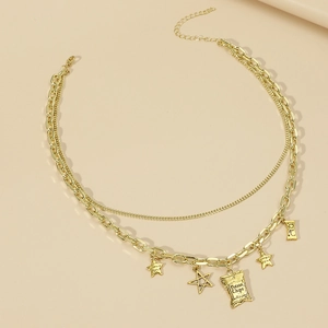 Collier double couche doré avec breloques étoiles et pendentif sac de chips au style épuré