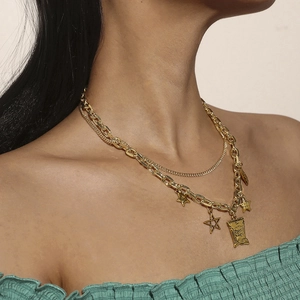 Détail du collier doré à double rangée avec étoiles et pendentif sac de chips