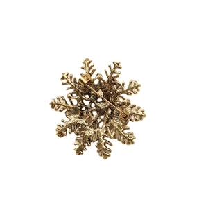 Vue arrière d'une broche flocon dorée avec fermoir épingle et métal texturé vintage