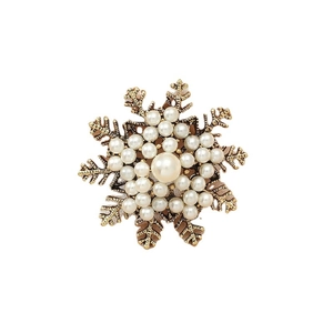 Élégante broche flocon de neige en métal doré vintage avec perles blanches sur fond blanc