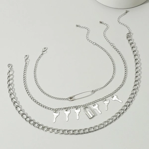 Conjunto de tres collares de cadena plateada con colgantes de candado, llave y alfiler estilo