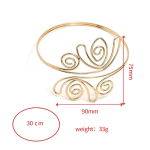 Verstelbare gouden armring met hol bloemmotief en geometrisch vintage ontwerp details
