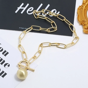 Collana a catena dorata con chiusura OT e grande pendente a sfera dorata opaca da donna