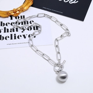 Collana a catena argentata con pendente a sfera grande e chiusura a barra a T elegante
