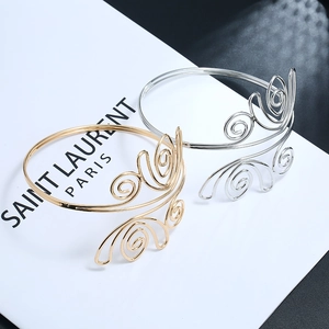 Detail van verstelbare gouden en zilveren spiraalvormige armbanden met boho-ontwerp