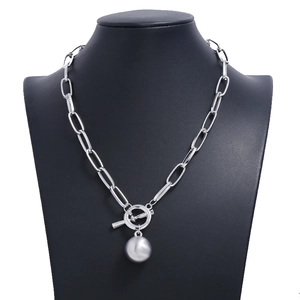 Dettaglio della collana a catena spessa con sfera d'argento lucida e chiusura a levetta