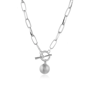 Dettaglio della collana a catena argento con maglie larghe, chiusura OT e ciondolo a sfera