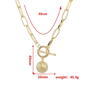 Dettaglio della collana a catena oro da 46cm con chiusura OT e ciondolo a sfera da 20mm
