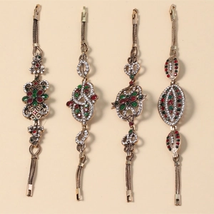 Detail von vier Vintage Boho Armbändern mit antikem Goldfinish und bunten Straßsteinen