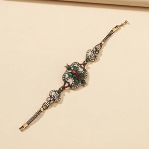 Vintage-Armband im Boho-Stil mit roten und grünen Steinen auf antiker Goldkette