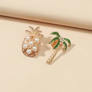 Ensemble de broches ananas et palmier dorés avec perles et détails en émail vert