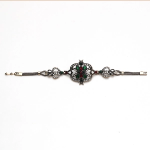 Ethno-Armband im Vintage-Stil mit Bronze-Hohlmuster und bunten geometrischen Steinen