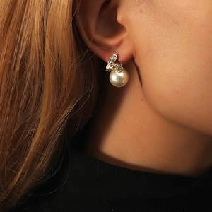 Niche Design Legering Vlinder Kunstparel Oorknopjes Vintage Verguld Veelkleurige Strass Elegante Bloemen Oorsieraden Voor Vrouwen