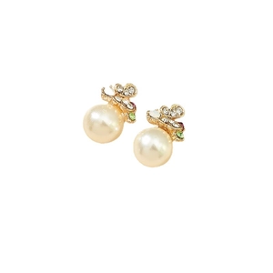 Elegante vlinder pareloorbellen met fonkelende kristallen in een minimalistisch design