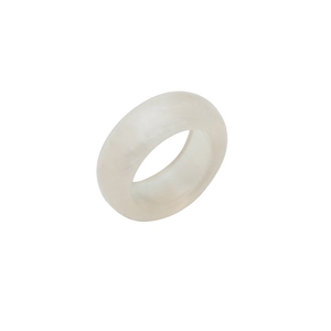 Bague en résine blanche minimaliste avec finition translucide et design lisse