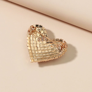 Elegante spilla a cuore dorata con strass scintillanti e chiusura a spillo sicura