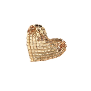 Elegante spilla a cuore dorata con strass quadrati scintillanti dal design minimale