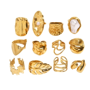 Set de 12 anillos de acero inoxidable bañados en oro de 18k con texturas irregulares y perlas