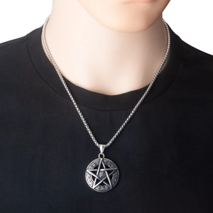 Detail van vintage roestvrijstalen pentagram hanger met verouderde zilveren textuur op ketting