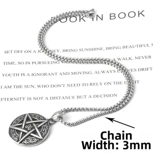 Detail van vintage roestvrijstalen pentagram hanger met een 3mm brede boxketting