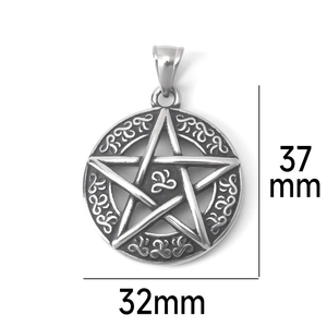 Detail van een 32x37mm Viking pentagram hanger met verfijnde reliëf wijnstokpatronen