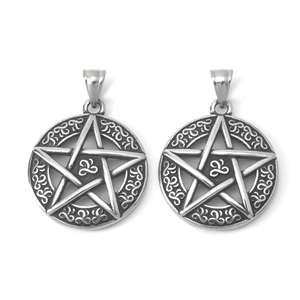 Detail van vintage roestvrijstalen pentagram hanger met gotische gegraveerde ornamenten