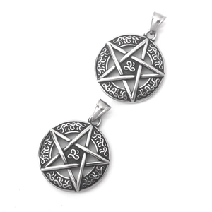 Vintage roestvrijstalen Viking pentagram hanger met retro gravering op witte achtergrond