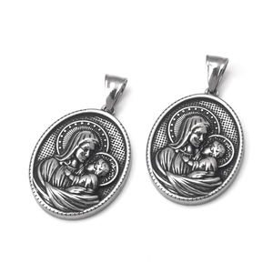 Ovale roestvrijstalen hanger met religieus reliëf van de Maagd Maria in vintage zilver