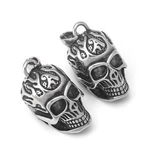 Pendentifs crâne rétro en acier inoxydable, finition argent vieilli et motif flamme gravé