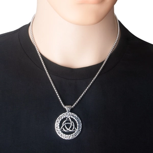 Détail du pendentif nœud de la Trinité Viking avec alphabet runique sur chaîne acier