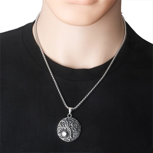 Primer plano del colgante Árbol de la Vida vintage con sol y luna en cadena de plata