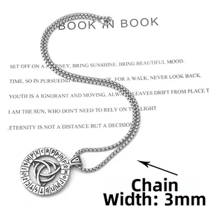 Détail du pendentif viking avec chaîne de 3 mm et gravure de nœud celtique sur fond blanc