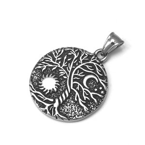 Colgante Árbol de la Vida de acero inoxidable con diseño de sol y luna sobre fondo blanco